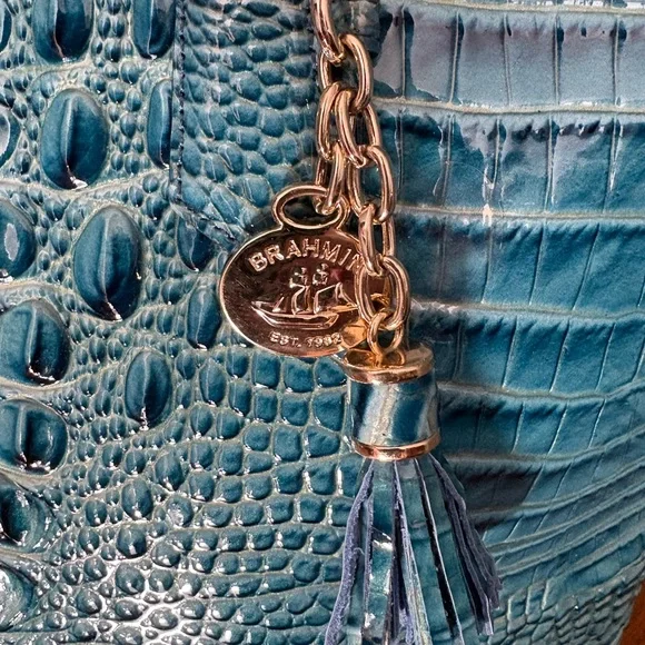 Brahmin Medium Asher in a vibrant, croc-embossed leather - Picture 2 of 7